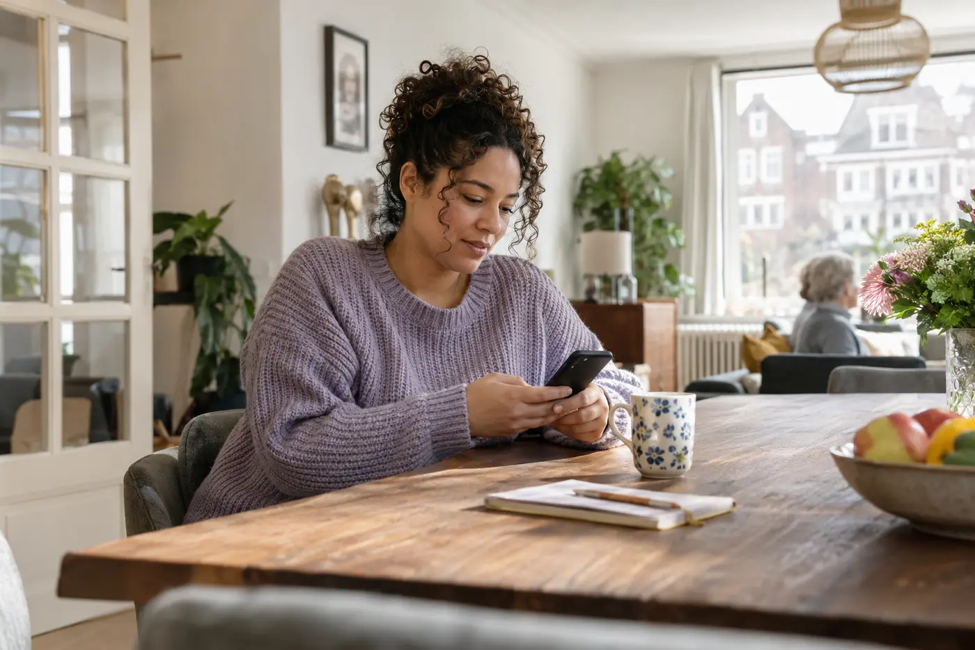 Een rustig moment met digitale ondersteuning binnen handbereik
